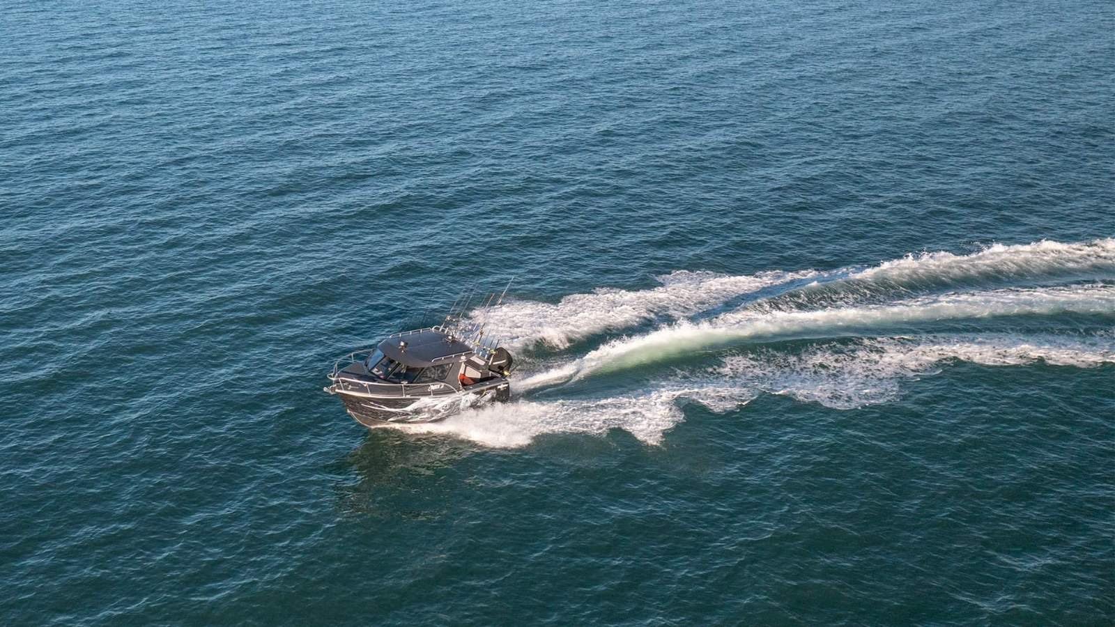 Kingfisher 705 "Smile 2" full hull wrap running on the water, AAA Signs