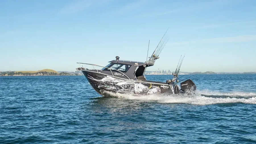Kingfisher 705 running with Auckland CBD skyline in the background